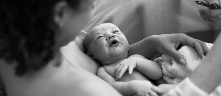 לידה במטוס או בשנים שונות: סיפורי לידות שידהימו אתכם